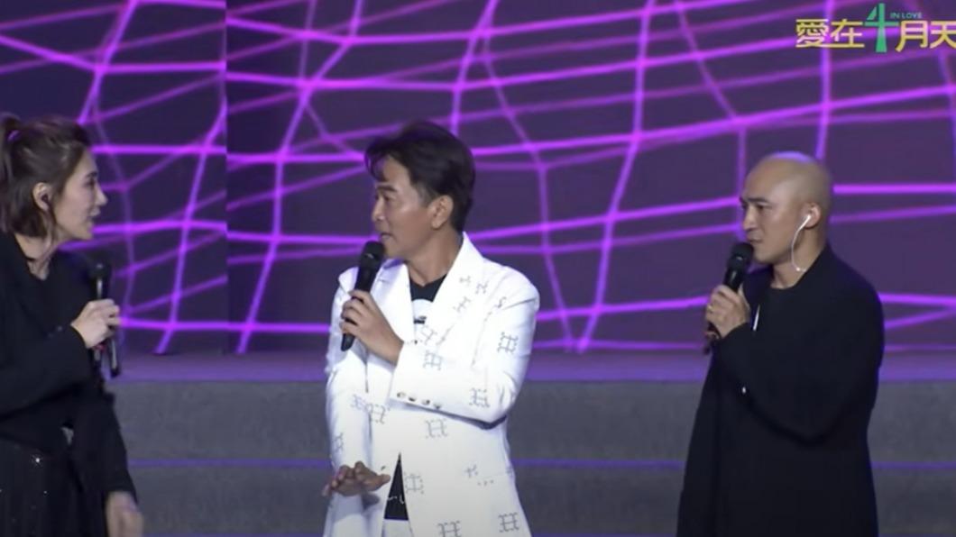 吳宗憲(中)受洗時被壓到浴缸。(圖/翻攝自藝起發光)