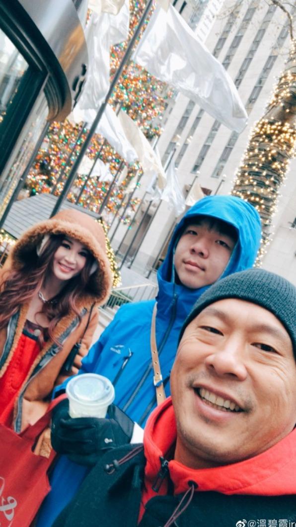 溫碧霞和老公何祖光與13歲養子Xavier到處旅遊。（圖／翻攝＠溫碧霞微博）