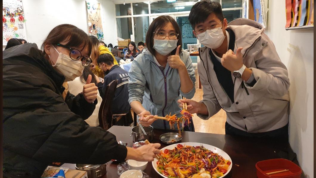 我要掉淚了!慈大舉辦馬國年菜「撈生」感動師生