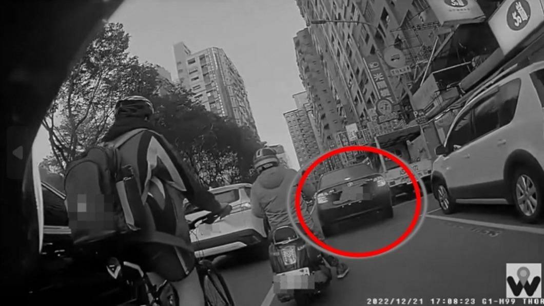 黑車併排擋道。(圖/翻攝自WoWtchout - 地圖型行車影像分享平台YT)