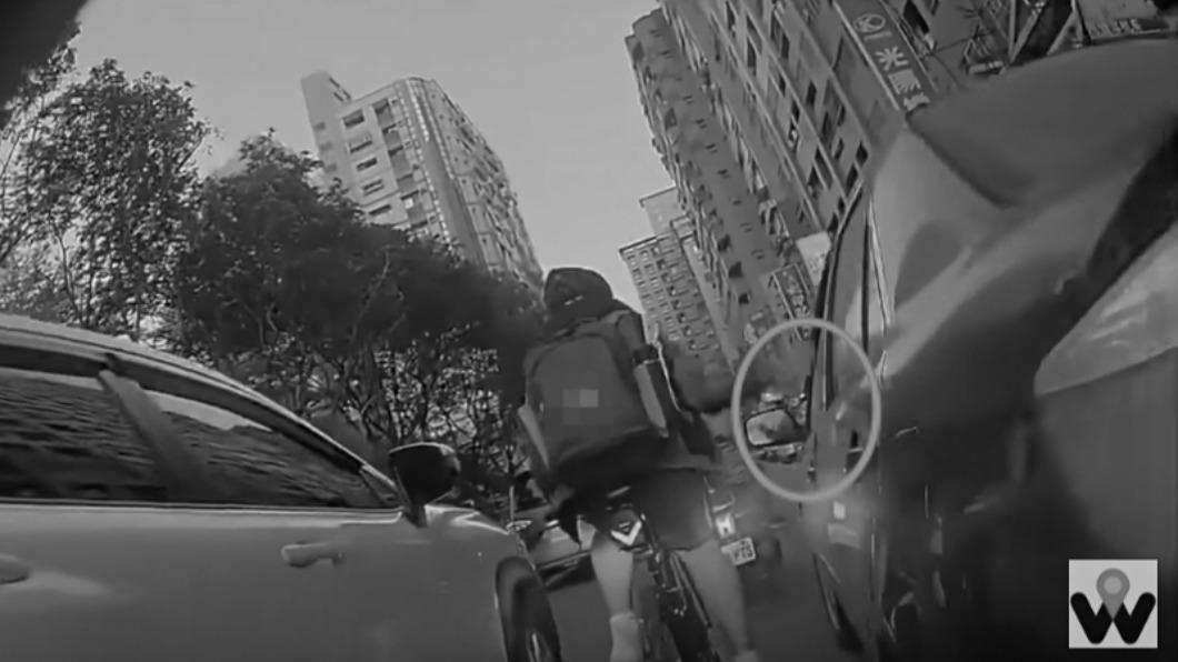 單車弟一掌扒歪後照鏡。(圖/翻攝自WoWtchout - 地圖型行車影像分享平台YT)