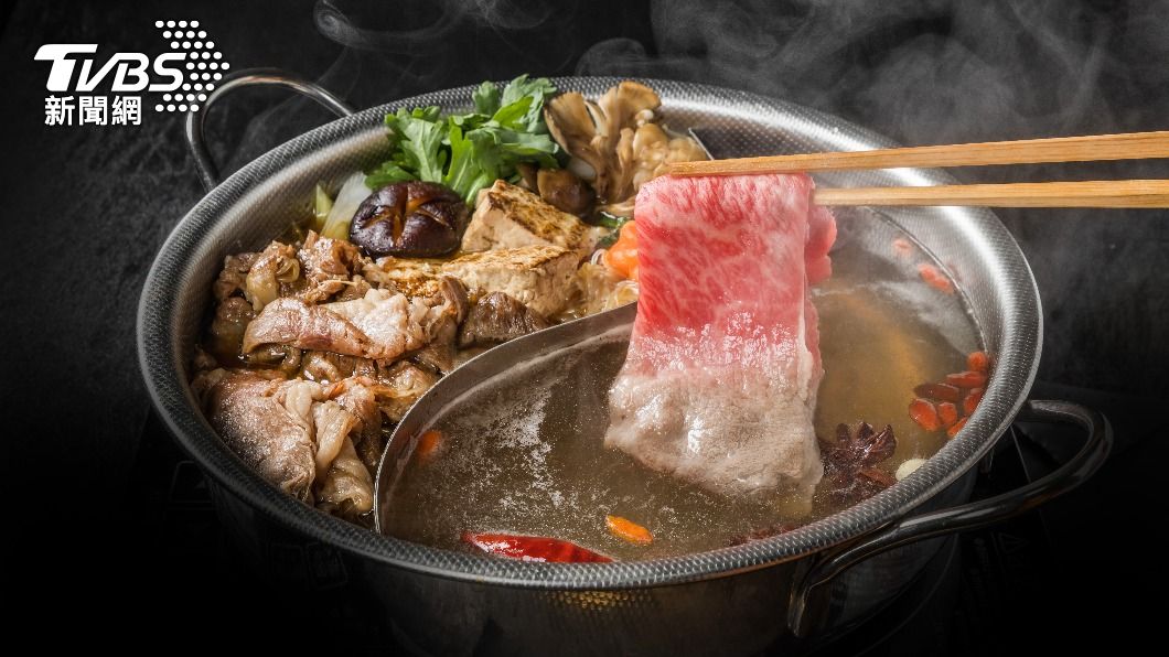 加料後，湯內的鈉和普林含量會愈來愈高，建議一開始就先喝湯。（示意圖／shutterstock達志影像）