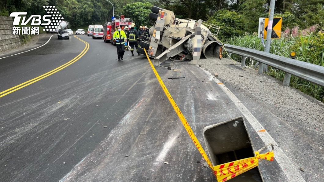 警方拉起封鎖線交管。