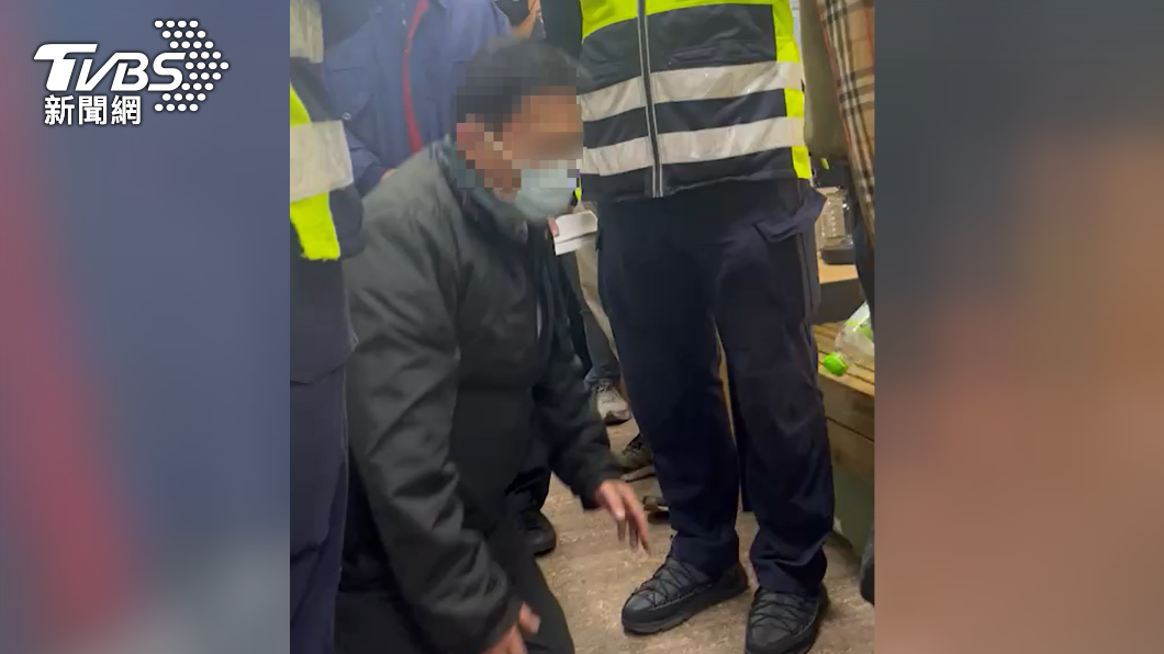 公車左轉撞母子釀雙亡　司機下跪磕頭：對不起