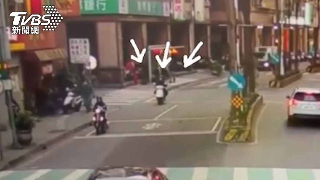 巡佐鄭平義騎車找人。(圖/TVBS)