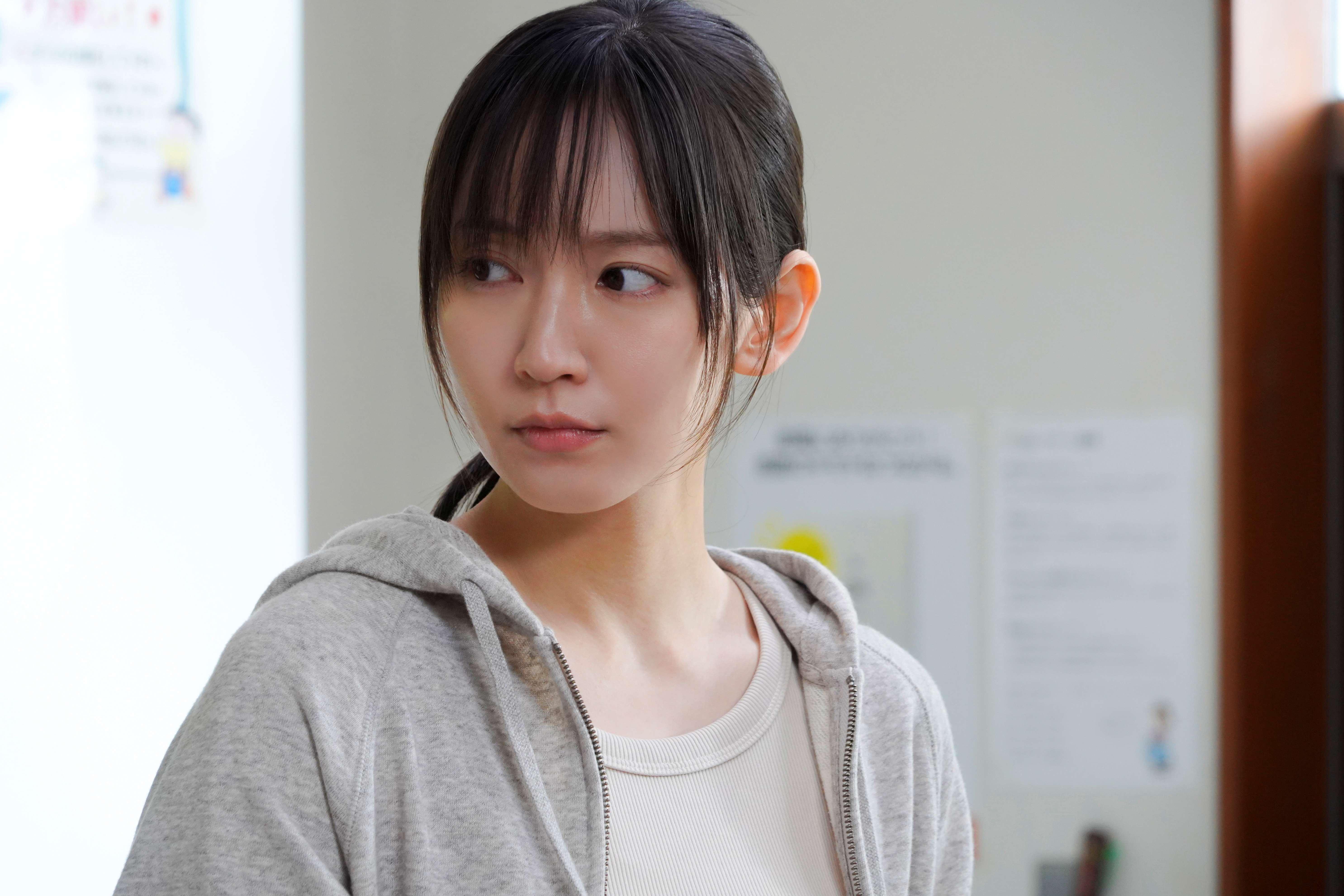 吉岡里帆(左)認為「親情」也是本作想傳達的訊息之一。(圖/Disney+提供)