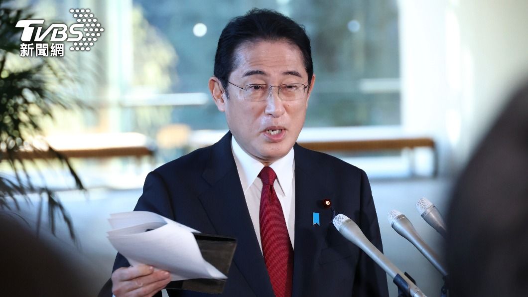 日本首相岸田文雄27日緊急宣布針對中國大陸入境人員的臨時特別邊境措施。日本沖繩那霸機場。（圖／達志影像美聯社）