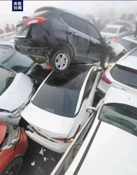 其中一輛黑色轎車被頂飛。(圖/翻攝自微博《央視新聞》)