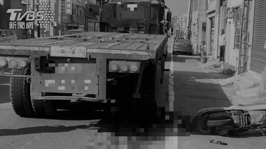 老翁被捲到輪下。(圖/TVBS)