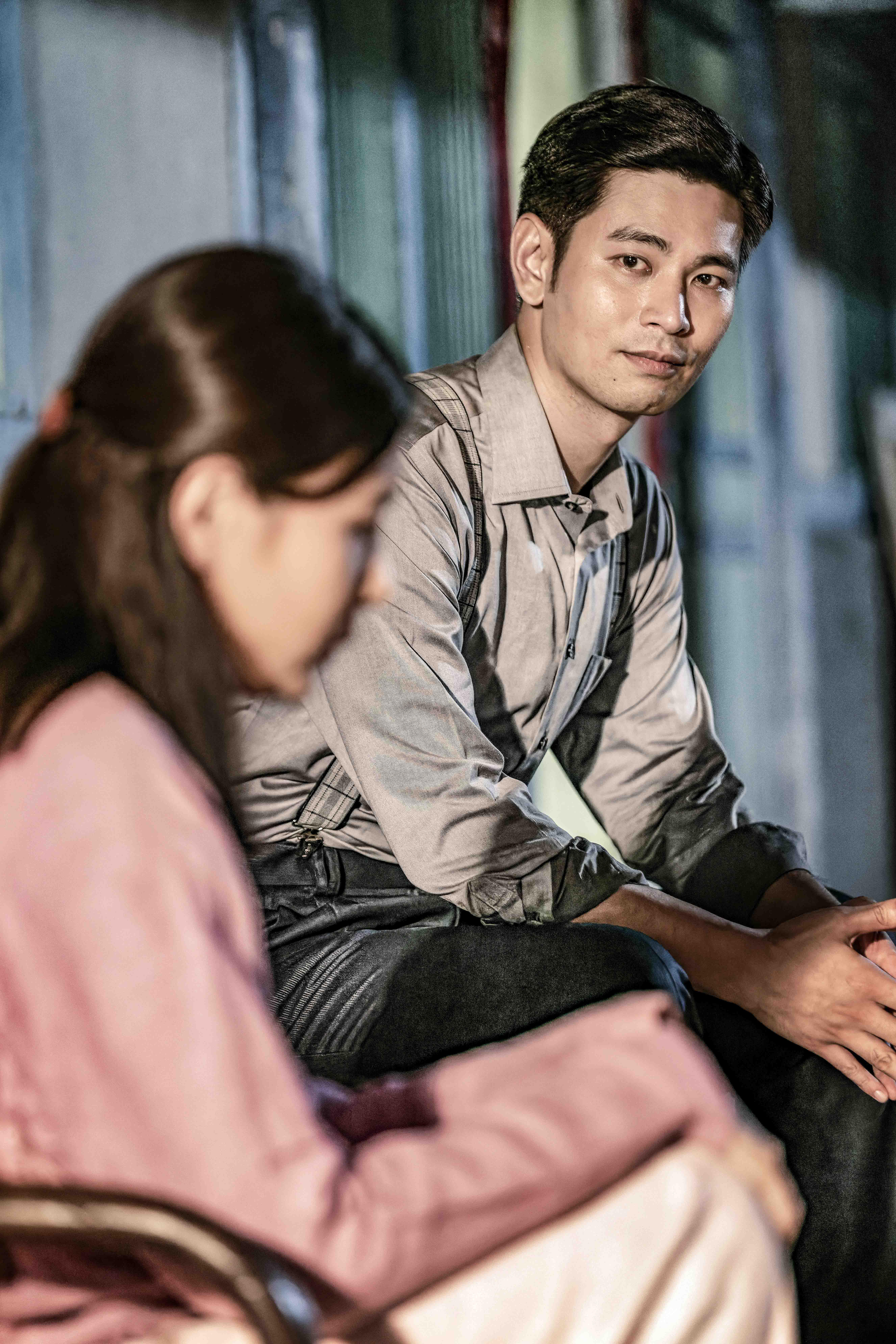 楊子儀(右)在《牛車來去》飾演富家少爺。(圖/公視、禾豐製作提供)