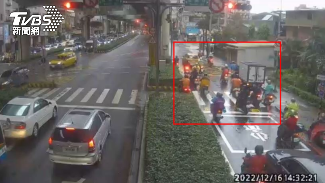 該路段設有科技執法,但鄰近雙和醫院所以時常有救護車通過。(圖/TVBS)