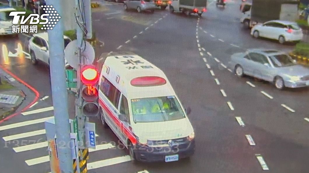 警方事後再次確認科技執法影像,當時確實有救護車經過。(圖/TVBS)