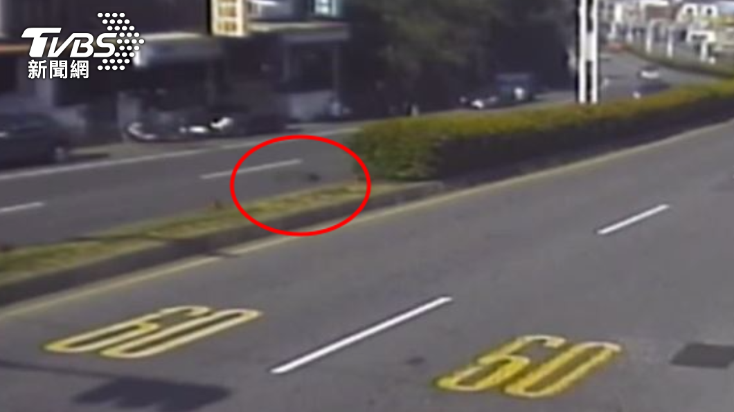 輪胎掉落在內側車道中。(圖/TVBS)