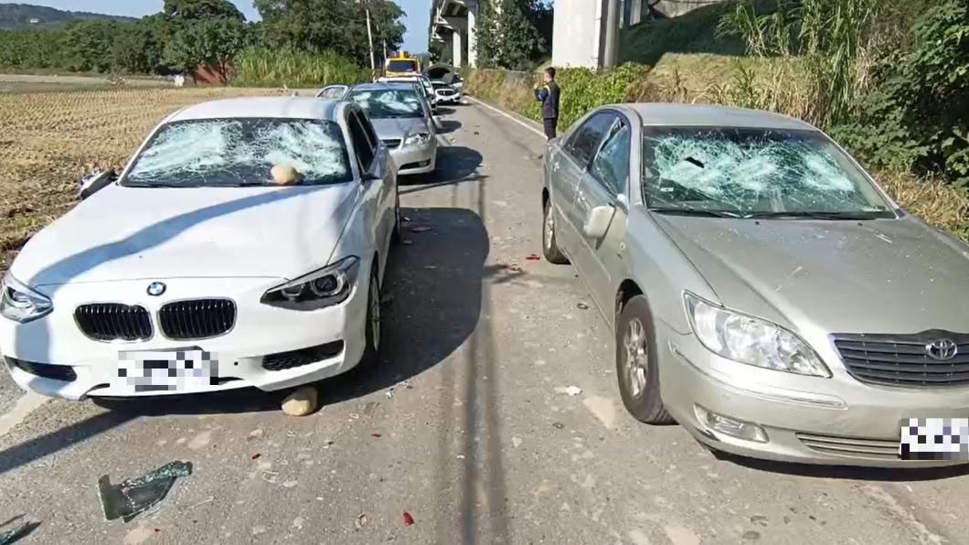 現場留有砸車的石頭。(圖/翻攝自記者爆料網)