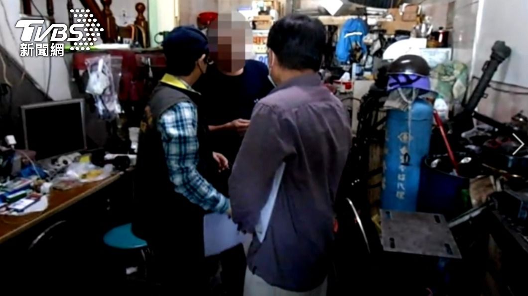 分署人員上林男家準備查封。(圖/TVBS)