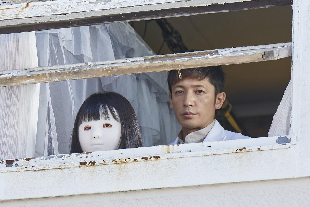 在劇中,玉木宏的小女兒因車禍而臉部嚴重燒傷。(圖/采昌國際多媒體提供)