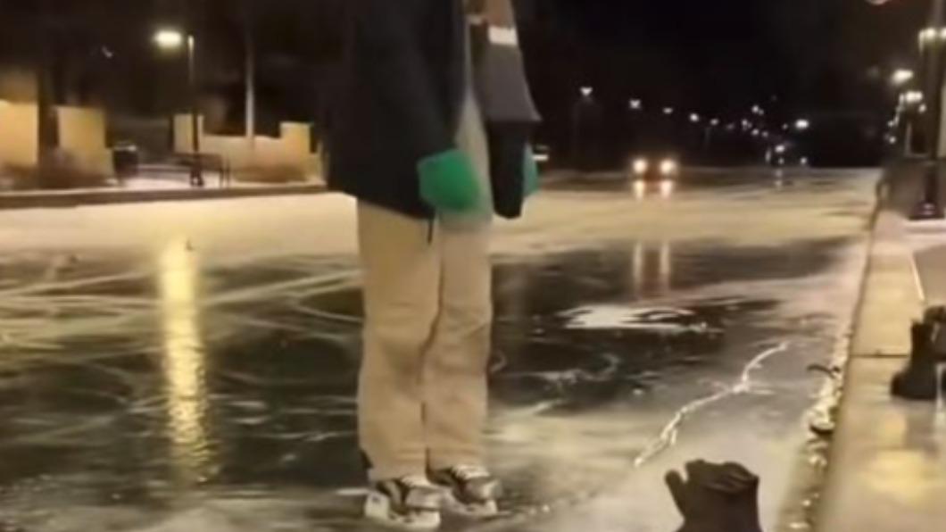 一行人興高采烈在結冰運河玩耍時，後方突然有輛轎車開過。（圖／翻攝自 @mmmadWORLDDD 推特）