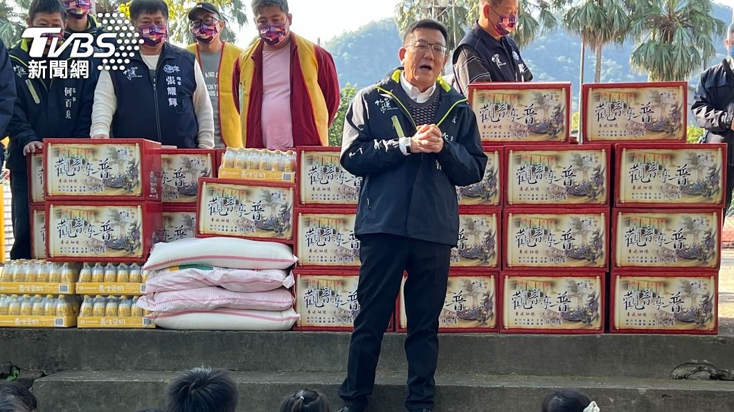 竹市議長許修睿率公益團體送暖　赴偏鄉山區發物資