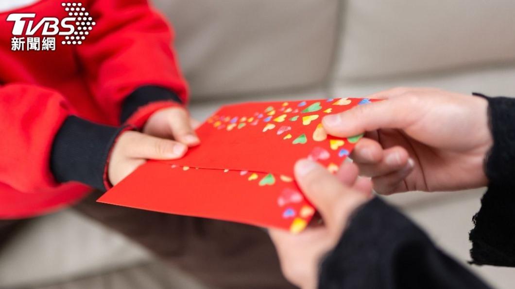 收到紅包時，當面拆開是不禮貌、不尊重對方的行為。（示意圖／shutterstock達志影像）