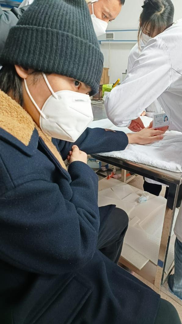 蕭敬騰小姆指正被固定。(圖/喜鵲娛樂提供)