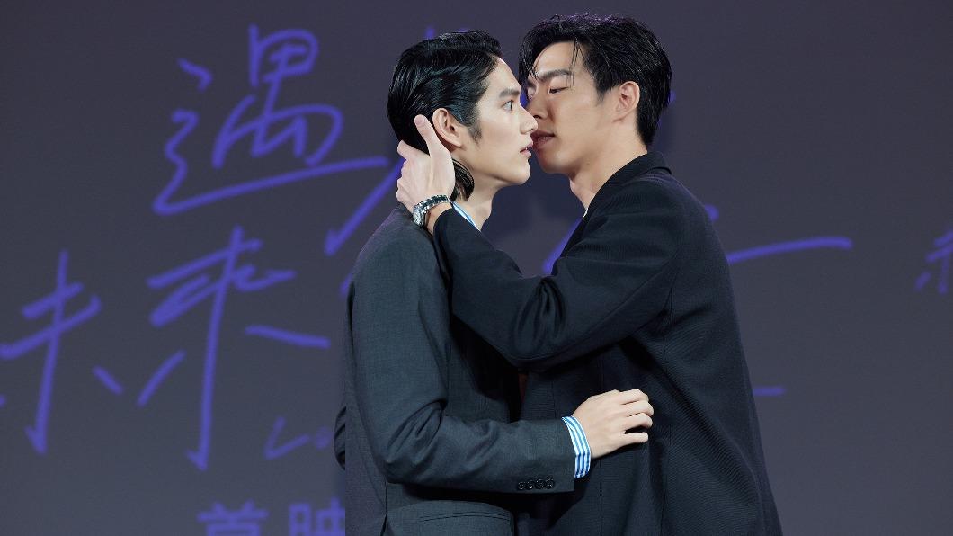 男男吻太激烈！張碩航羞讚王肇緯好硬　親到忘我「口水牽絲」
