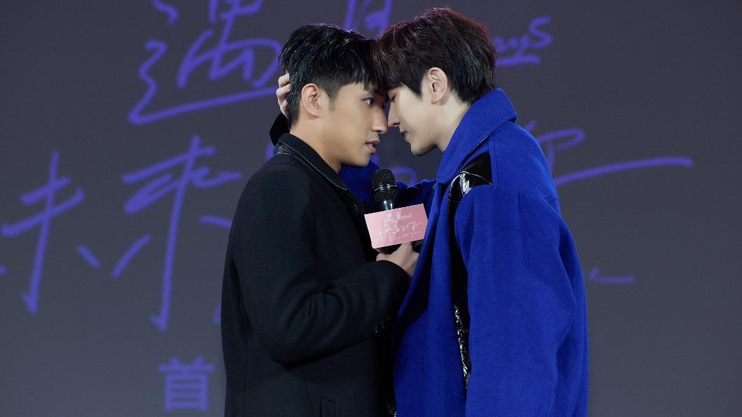 徐韜(左)、陳璽安還原劇中超撩「摸頭殺」。(圖/LINE TV提供)