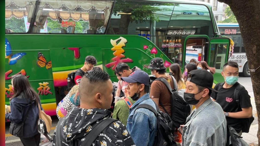 當時教友搭遊覽車去花蓮。(圖/翻攝自藝起發光臉書)