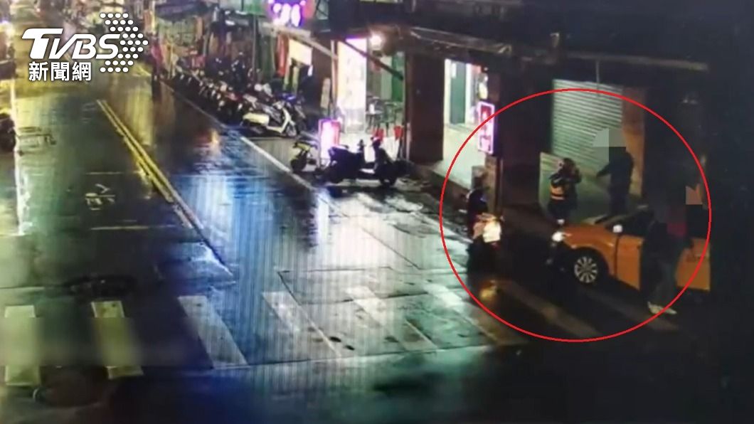 詹姓叔姪被砍殺後逃離現場,警方趕抵現場關切。(圖/TVBS)