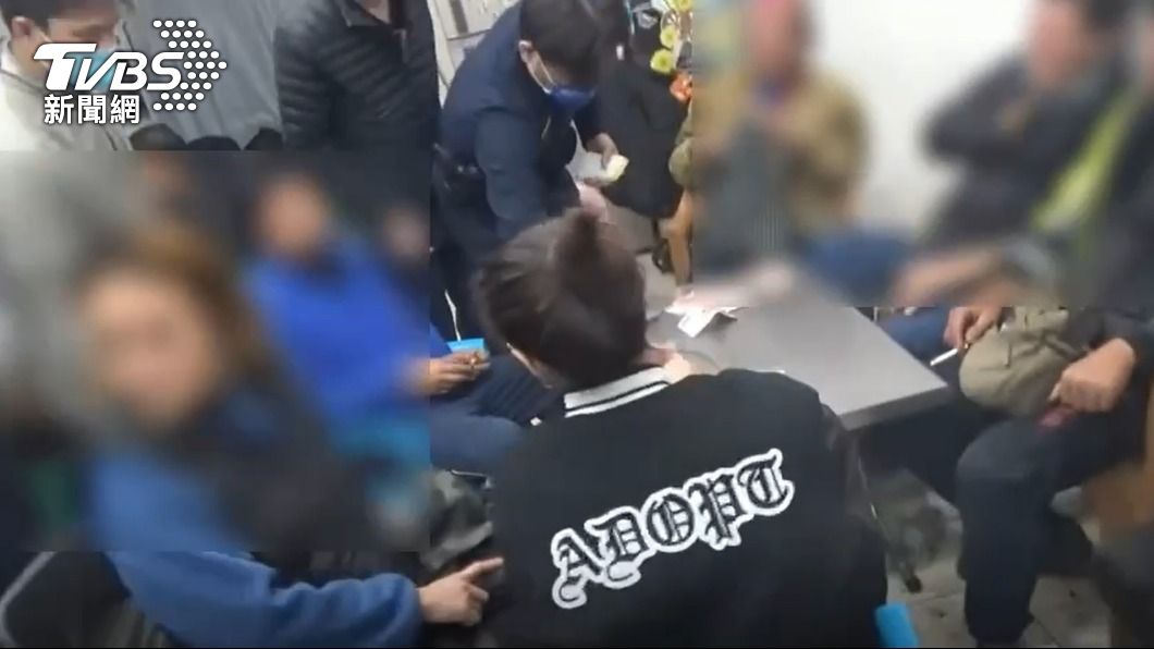 警方突襲查緝,讓賭客猝不及防。(圖/TVBS)