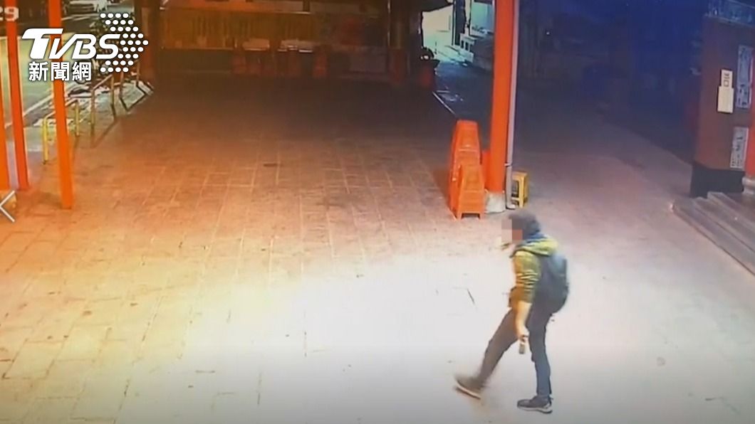 呂男凌晨騎腳踏車四處埋雞頭。（圖／TVBS）