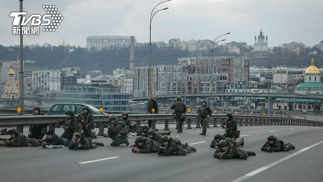 俄烏戰爭初期,在俄軍逼近基輔之際,烏軍在外圍道路死守該城。(圖/達志影像路透社)