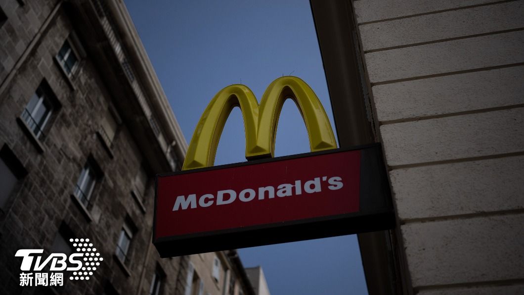法國元旦起禁止內用使用一次性餐具,麥當勞等速食業者面臨巨大考驗。(圖/達志影像美聯社)