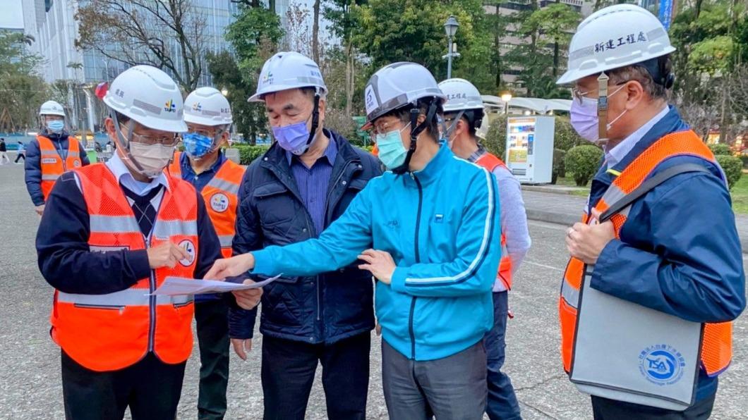 台北市副市長李四川視察大巨蛋周遭。(圖/台北市政府提供)