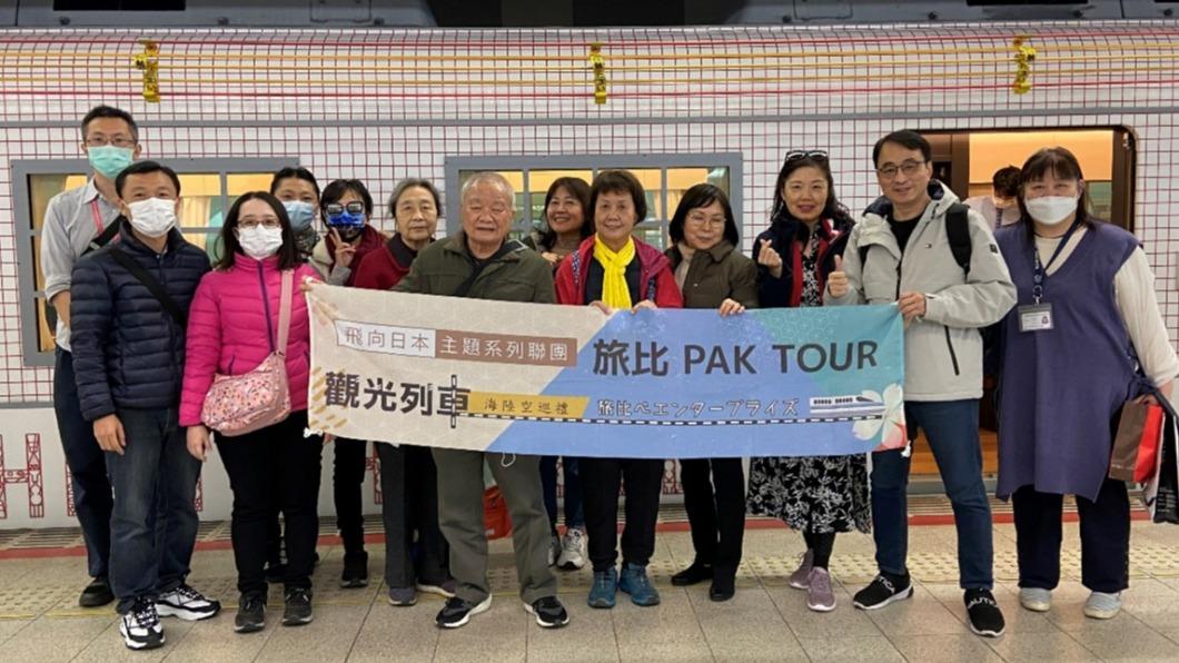 日本旅比べT PAKTOUR日本部總括部長村上律子帶領旅客，搭乘３台觀光列車。（圖／万京國際行銷提供）