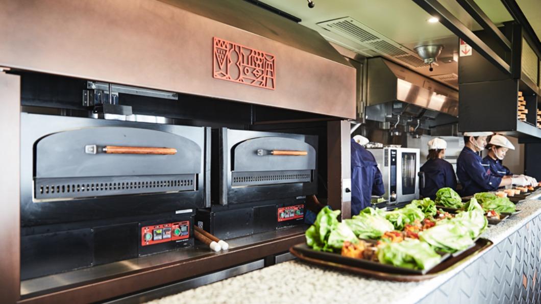列車內甚至備有披薩窯的廚房製作餐點。（圖／翻攝西鐵官網）