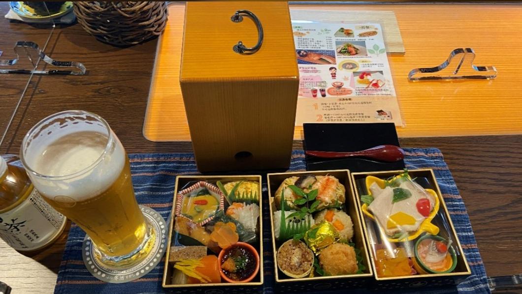 充滿日式風格的車上餐飲以傳統工藝品木雕「遊山箱」。（圖／万京國際行銷提供）