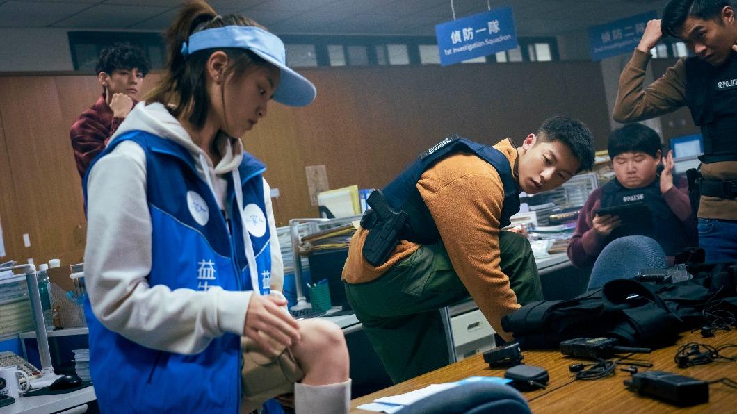 王淨偽裝成俏麗推銷員露美腿 (圖/金盞花大影業提供)