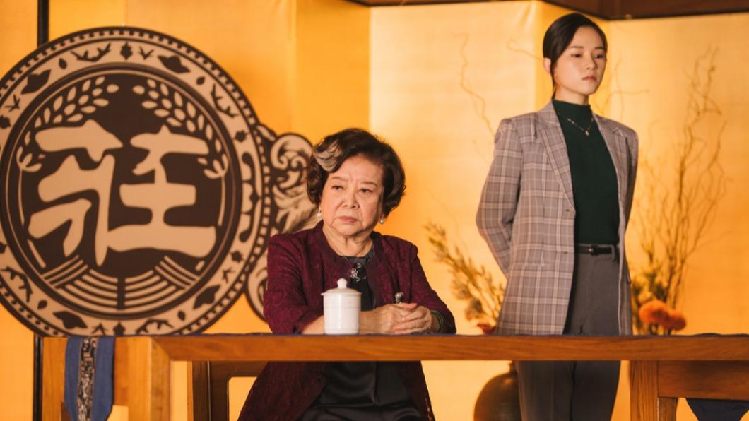 陳淑芳扮演女CEO透過眼神、量身訂做服飾、珠寶等霸氣外露。（圖／台北双喜電影提供）