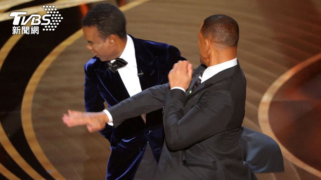 威爾史密斯在今年年初奧斯卡頒獎典禮不滿頒獎人克里斯洛克(Chris Rock)嘲諷妻子,因而衝上台猛摑他一巴掌,引發譁然。(圖/達志影像路透社)