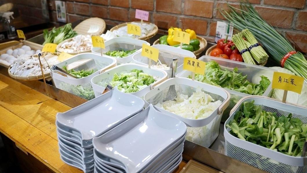 店內設有「季節時蔬自助區」,想吃什麼都可以自己夾。(圖/東蛙池塘提供)