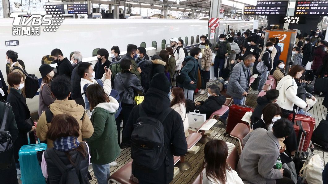 被悶壞的日本人趁年末放假趕緊返鄉、出遊,如此盛況整整睽違了3年。(圖/達志影像美聯社)