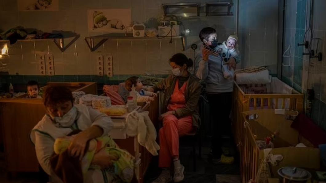 為保護國家幼苗,烏克蘭醫院刻意「偽造」醫療記錄,稱兒童患有重症行動不便。(圖/翻攝自《每日郵報》)