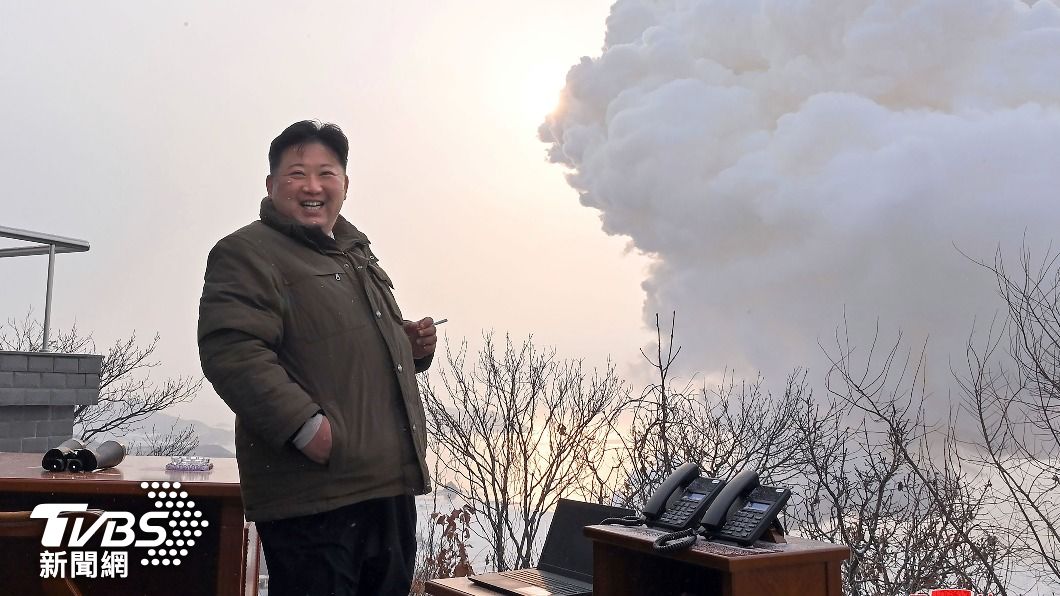 北韓最高領導人金正恩視察飛彈試射。（圖／達志影像美聯社）