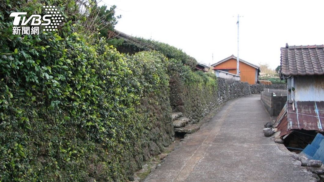 「黑島」島上一景。可以路旁仍有少許房屋。（圖／翻攝自五島市市役所官網）