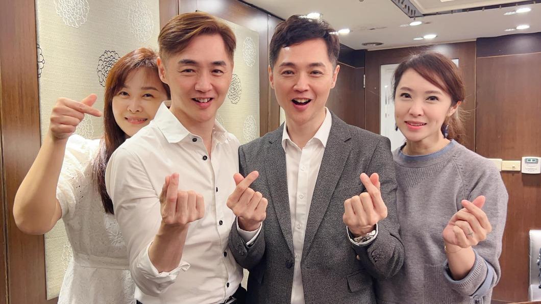 網友指出「看老婆」可分辨兩兄弟。(圖/翻攝自宋逸民臉書)