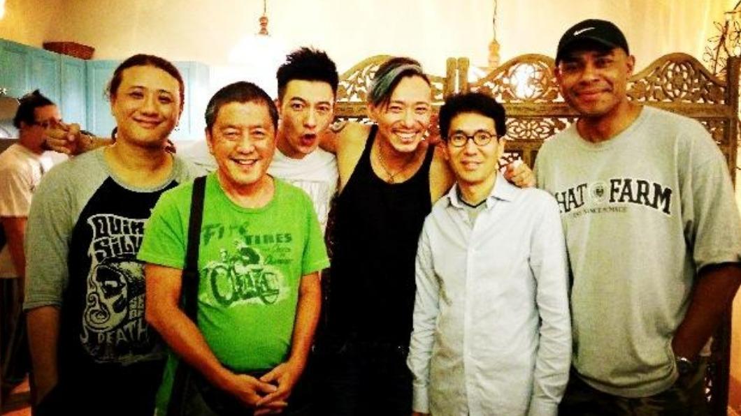 李惠群(左二)致力打造信樂團,團員歷經重組後曾演出一段時間。(圖/翻攝自Tomi Fucahala臉書)