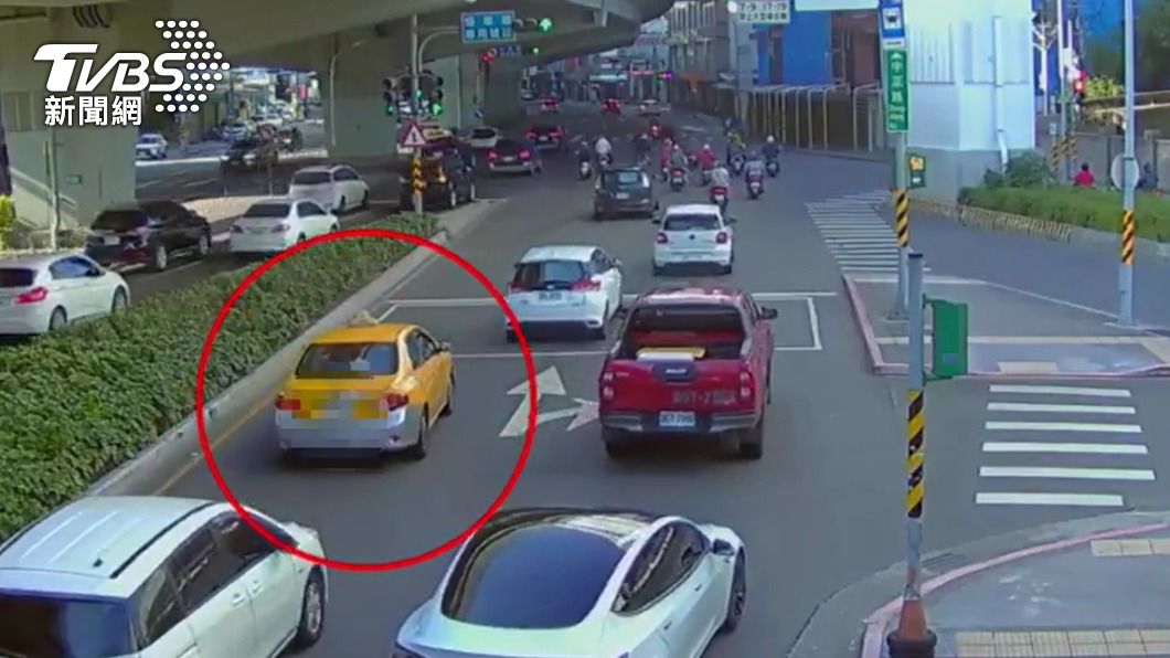 路口監視器拍下情侶檔搭車至汽車旅館投宿。（圖／TVBS）