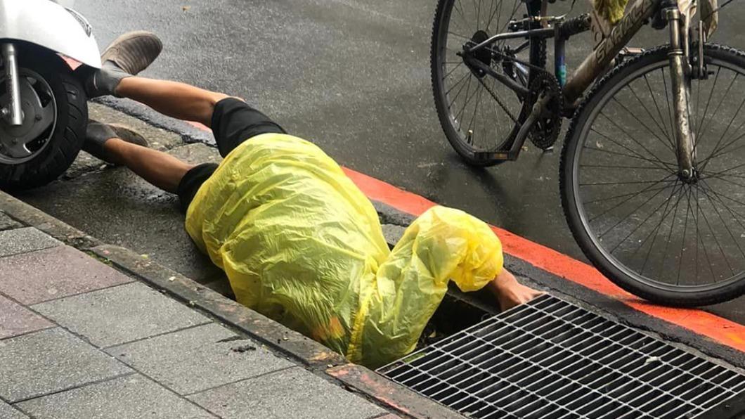 「金溝北」趴水溝狂撈1物 真相曝光網笑爛:拚個財富自由