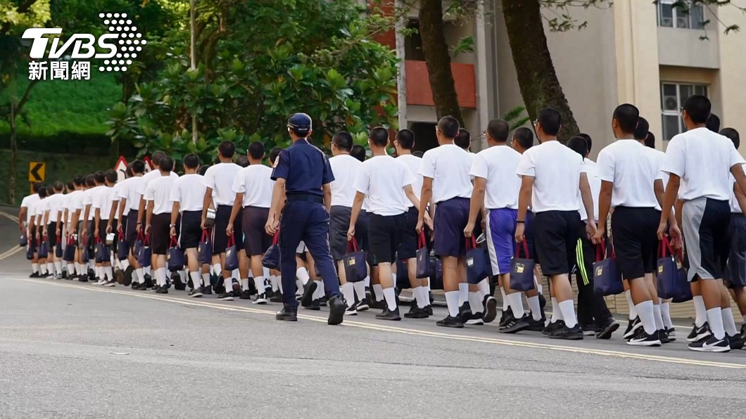 服役屆齡壓線飛中國!台中男遇疫情拒返台 想逃兵下場慘了