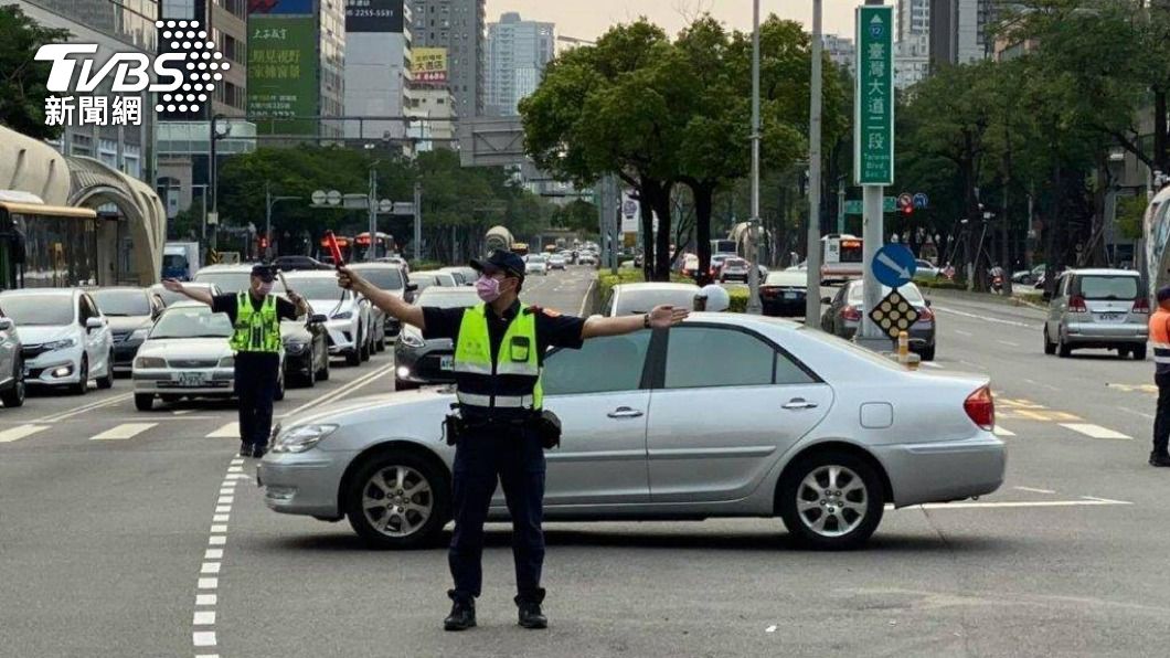因應元旦假期,全台警力大動員投入交通疏導。(圖/TVBS)
